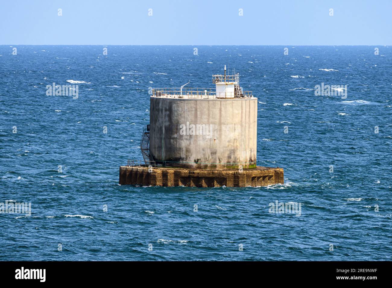 Built for defence against submarines in WW 1, the Nab Tower is now a  lighthouse marking the eastern entrance to the Solent Stock Photo - Alamy