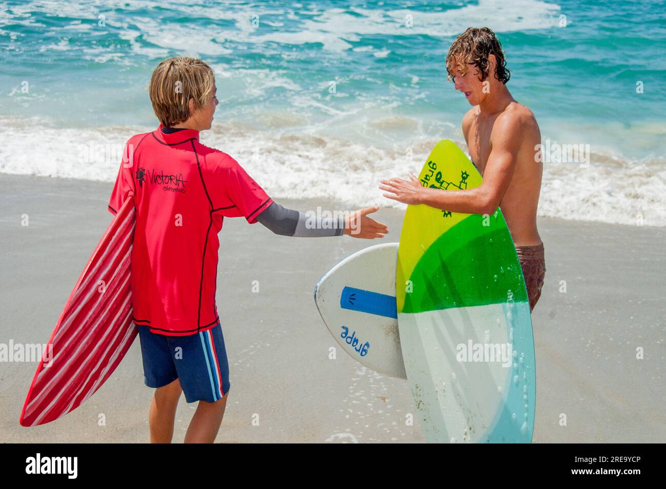 Laguna Beach, California, USA. 20th Aug, 2017. Two teen boy skimboarders shake hands before a competition in Laguna Beach, CA. (Credit Image: © Spencer Grant/ZUMA Press Wire) EDITORIAL USAGE ONLY! Not for Commercial USAGE! Stock Photo