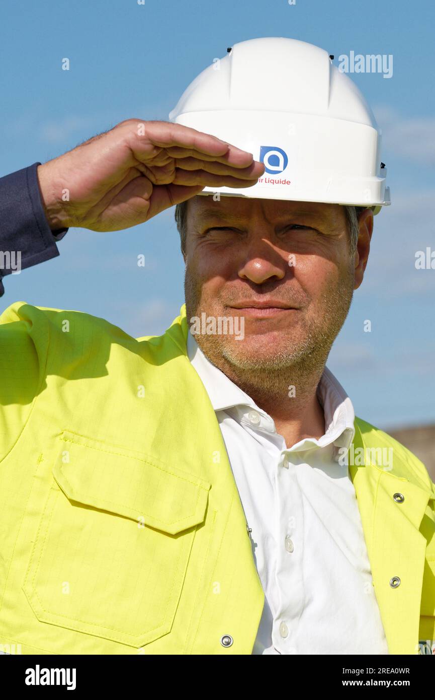 Oberhausen, Germany. 26th July, 2023. Robert Habeck, Federal Minister of  Economics and Climate Protection (Greens), stands during a visit to an  electrolysis plant on the Air Liquide site. The plant is to