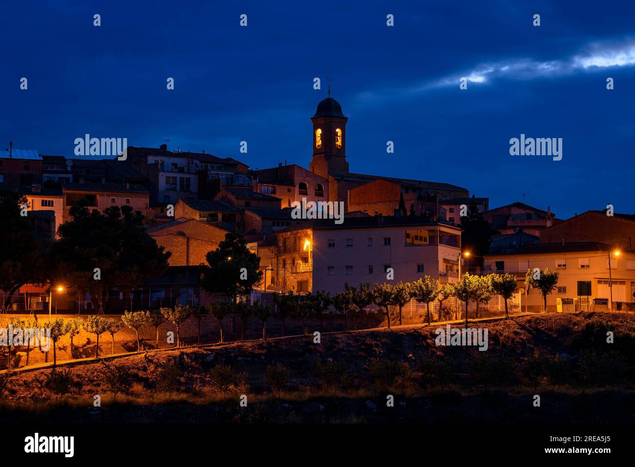 Blue hour and night over the village of Bovera (Les Garrigues, Lleida, Catalonia, Spain) ESP: Hora azul y noche sobre el pueblo de Bovera, Lérida, Esp Stock Photo