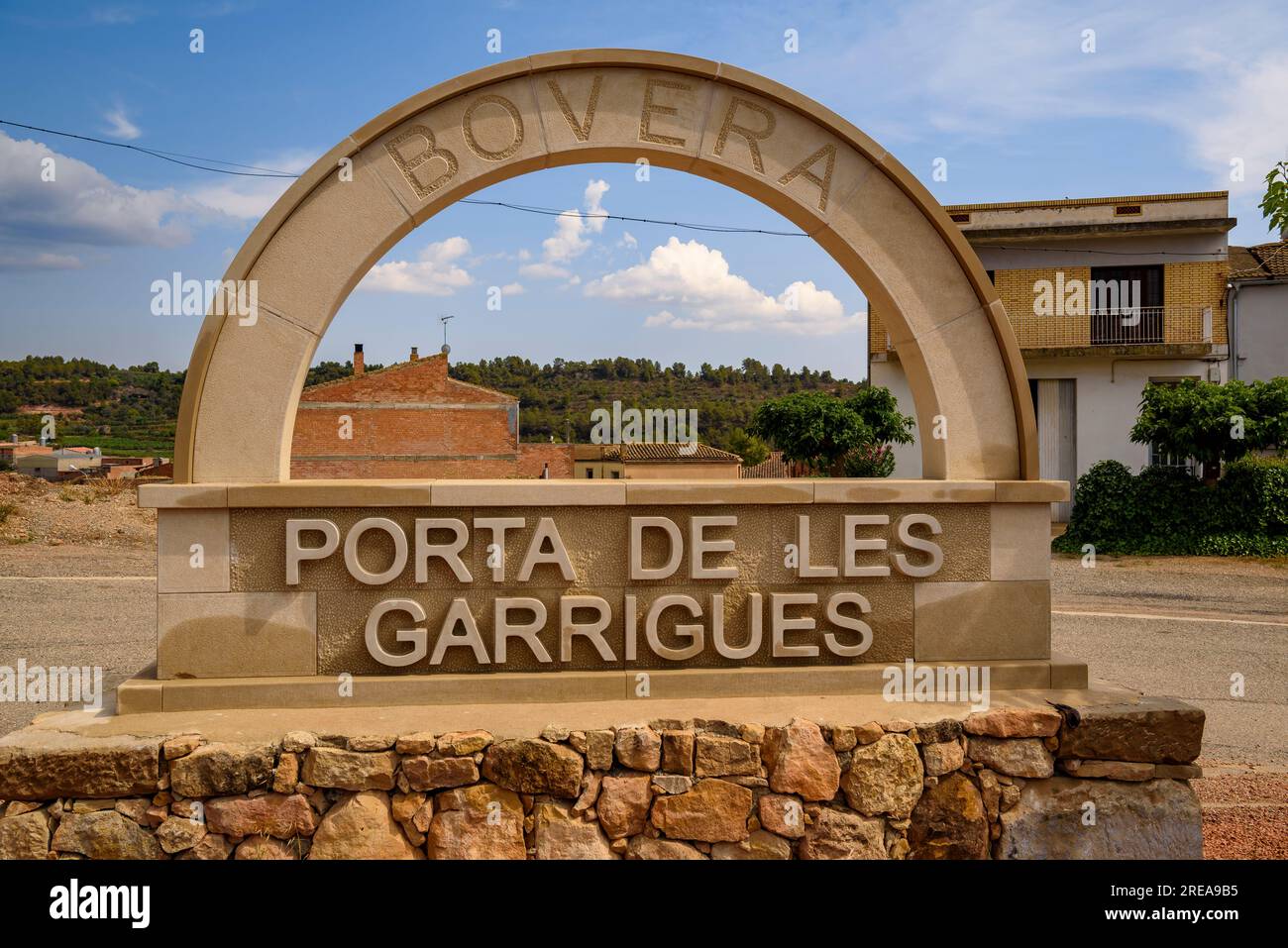 Welcome arch at the entrance to the town of Bovera, at the beginning of Les Garrigues region (Lleida, Catalonia, Spain) ESP: Arco de bienvenida Bovera Stock Photo