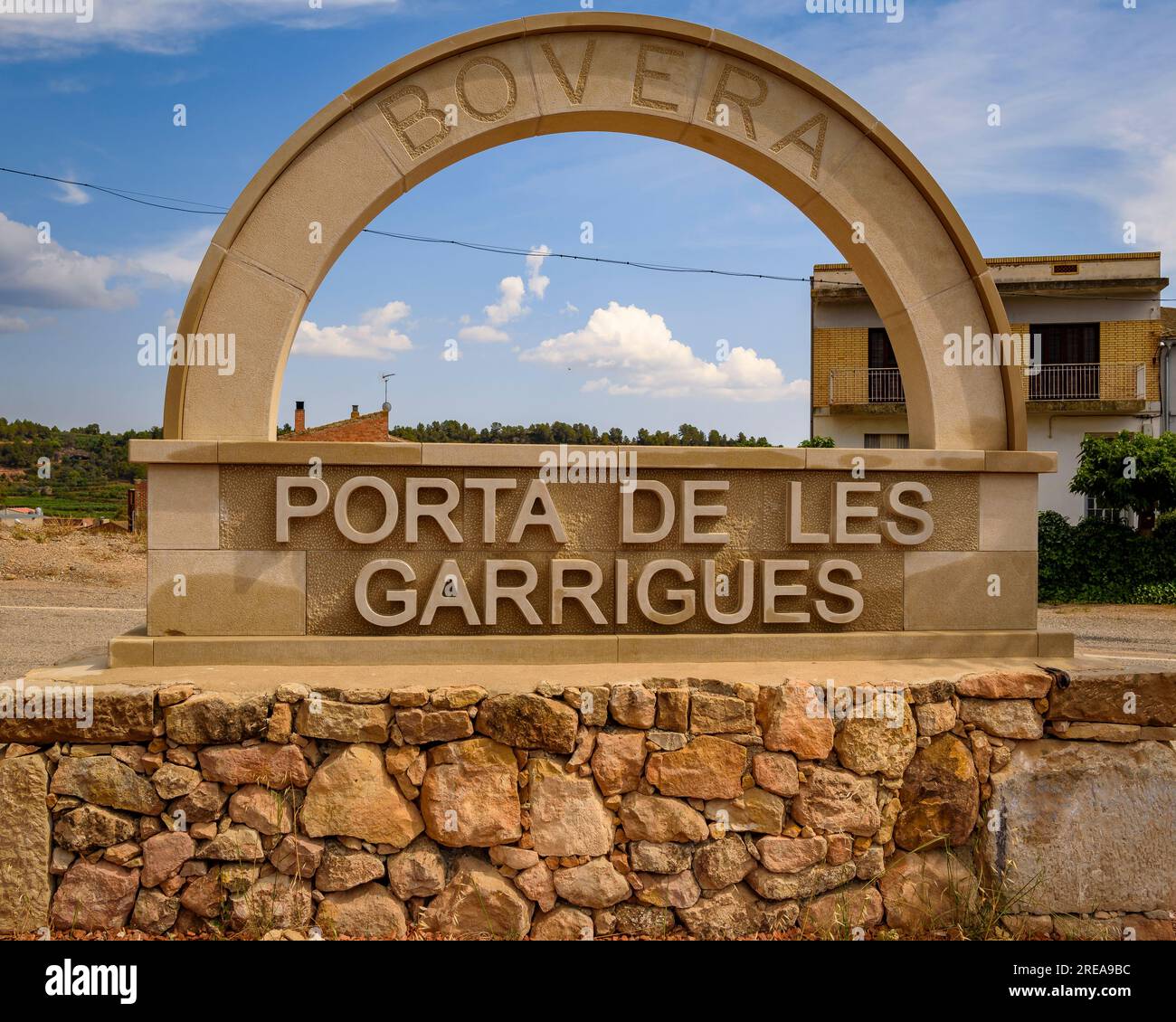 Welcome arch at the entrance to the town of Bovera, at the beginning of Les Garrigues region (Lleida, Catalonia, Spain) ESP: Arco de bienvenida Bovera Stock Photo