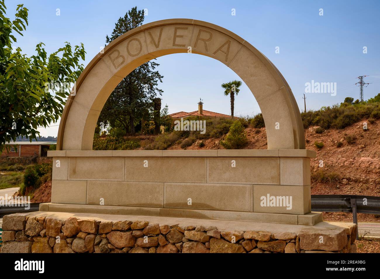 Welcome arch at the entrance to the town of Bovera, at the beginning of Les Garrigues region (Lleida, Catalonia, Spain) ESP: Arco de bienvenida Bovera Stock Photo