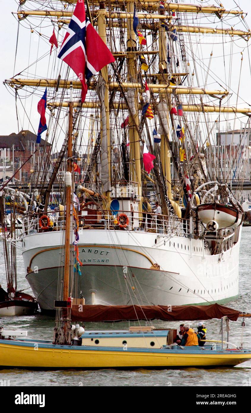 AJAXNETPHOTO. 3RD JULY, 2005. PORTSMOUTH, ENGLAND. - INTERNATIONAL FESTIVAL OF THE SEA - THE NORWEGIAN SAIL TRAINING VESSEL SORLANDET DEPARTS PORTSMOUTH AT THE END OF THE FESTIVAL. PHOTO:JONATHAN EASTLAND/AJAX REF:D150307 2 226 Stock Photo