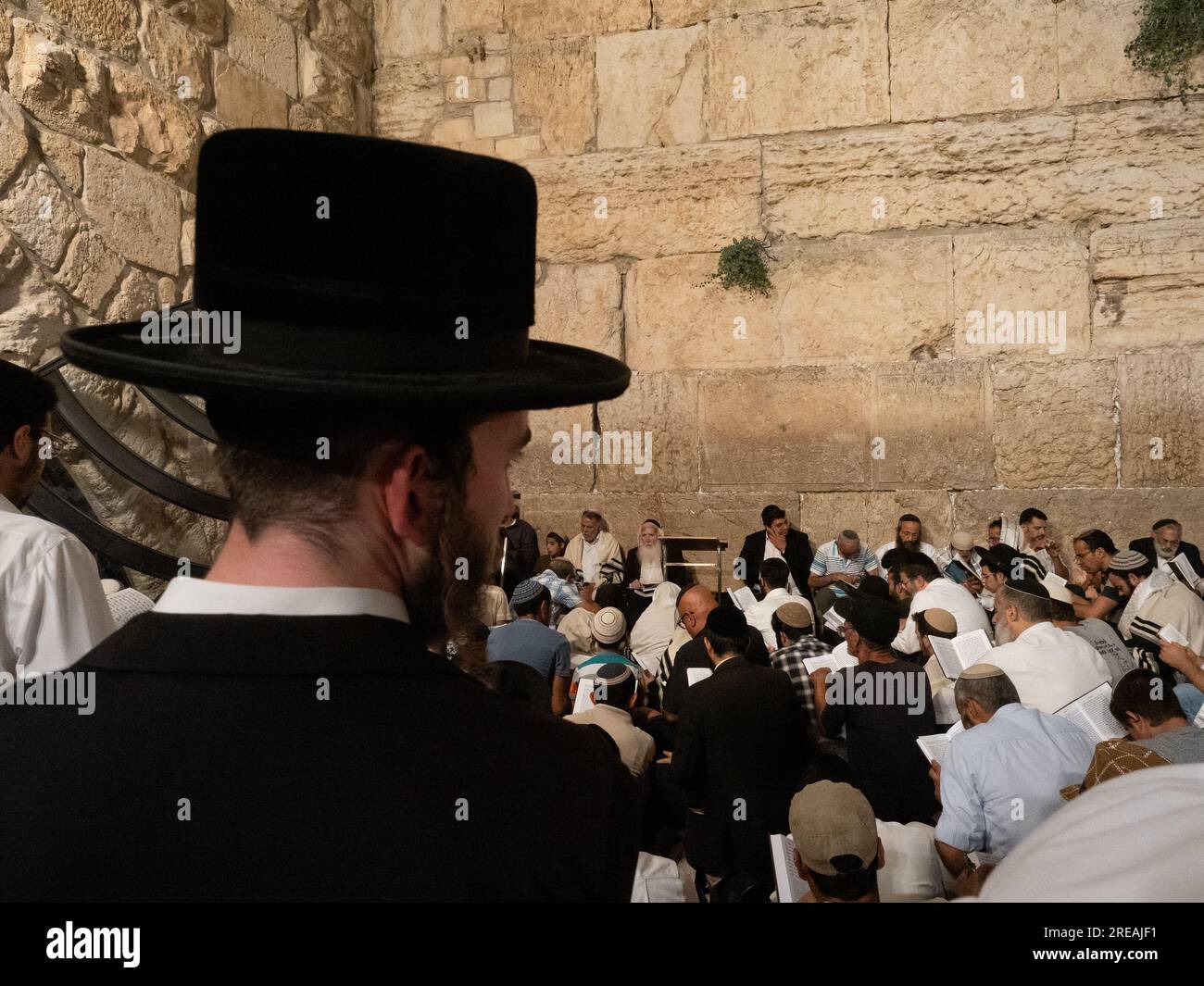 Jerusalem, Israel. 26th July, 2023. Ultra-Orthodox and religious men reading the book of Eicha (Book of Lamentations) during Tisha B'Av memorial day in the Western Wall in Jerusalem. © Valentin Sama-Rojo/Alamy Live News. Stock Photo