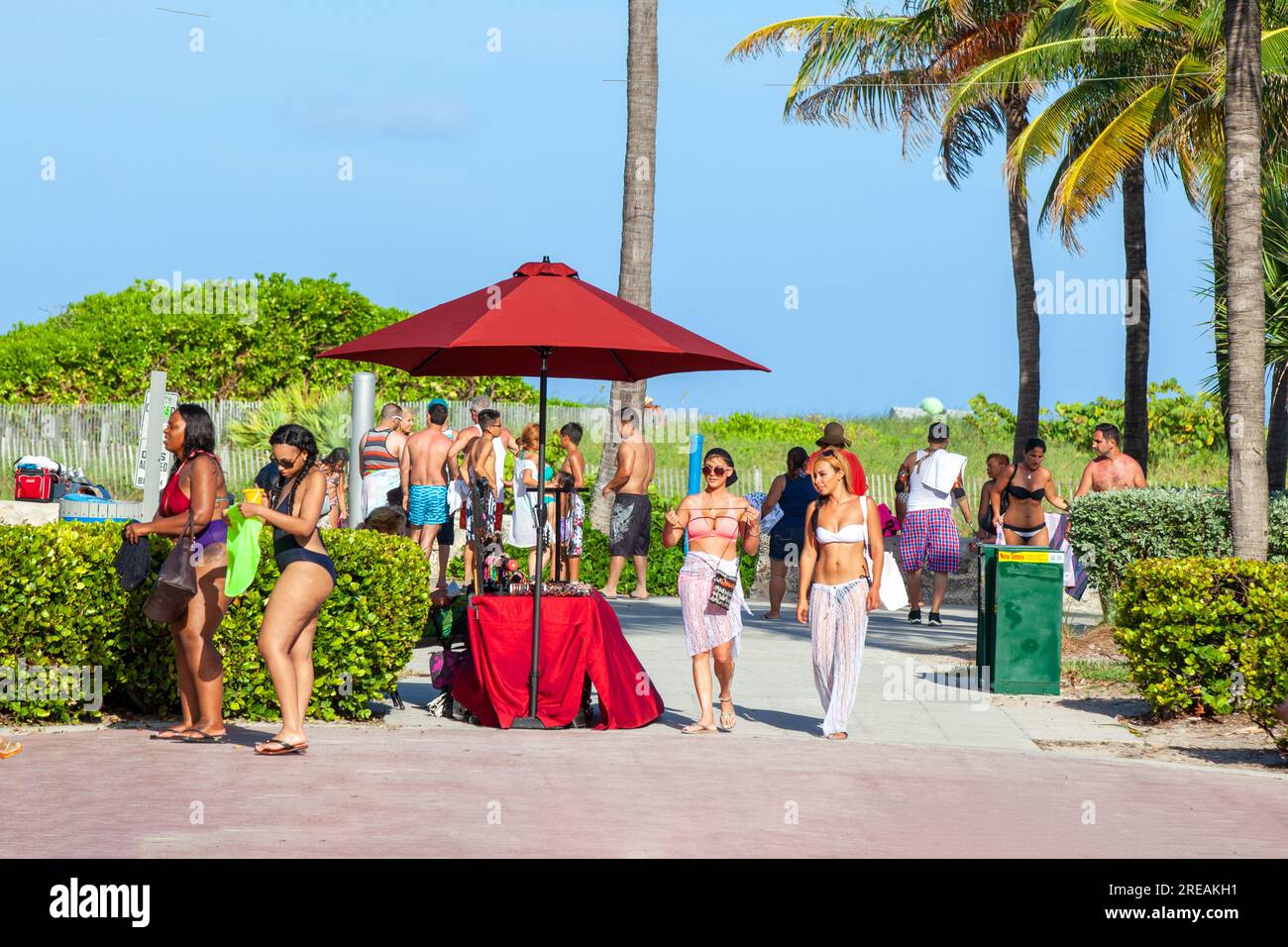 Miami, USA - August 23, 2014: people at south beach walk to ocean drive  promenade in late afternoon Stock Photo - Alamy
