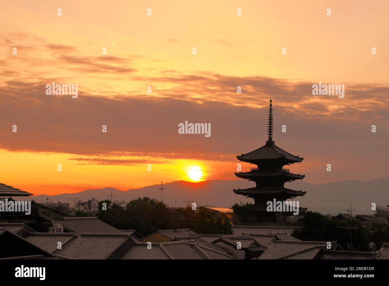 Sunset by the yasaka pagoda hi-res stock photography and images - Alamy
