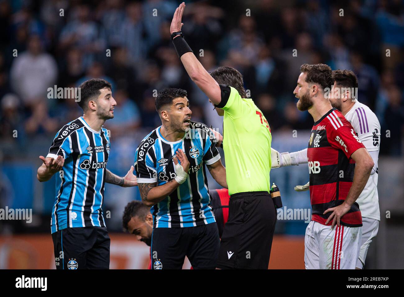 Porto Alegre, Brazil. 26th July, 2023. Arena do Gremio Luis Suarez and Mathias Villasanti from Gremio, complain to the referee Raphael Klaus during the match between Gremio and Flamengo, for the semifinal of the Copa do Brasil 2023, at the Arena do Gremio, this Wednesday 26. 30761 (Richard Ducker/SPP) Credit: SPP Sport Press Photo. /Alamy Live News Stock Photo