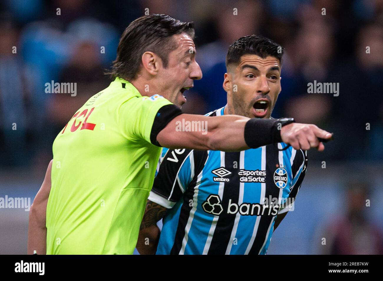 Porto Alegre, Brazil. 26th July, 2023. Arena do Gremio Luis Suarez from Gremio, complains to the referee Raphael Klaus during the match between Gremio and Flamengo, for the 2023 Copa do Brasil semifinal, at the Gremio Arena, this Wednesday, 26. 30761 (Richard Ducker/SPP) Credit: SPP Sport Press Photo. /Alamy Live News Stock Photo