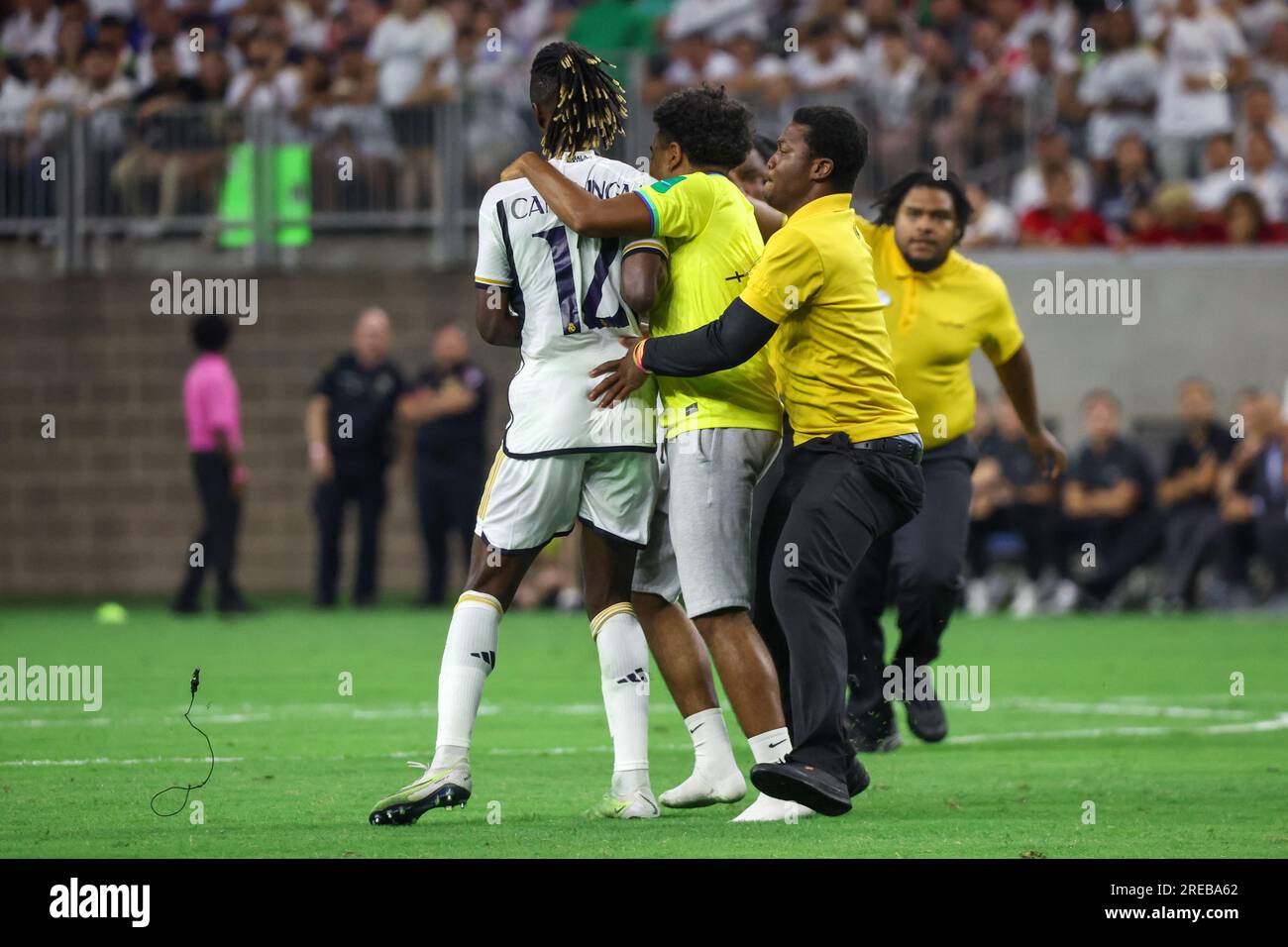 Houson, USA. 26th July, 2023. A fan wearing the Brazilian national team  shirt invades the lawn and paralyzes the match between Real Madrid and  Manchester United in a friendly match at the