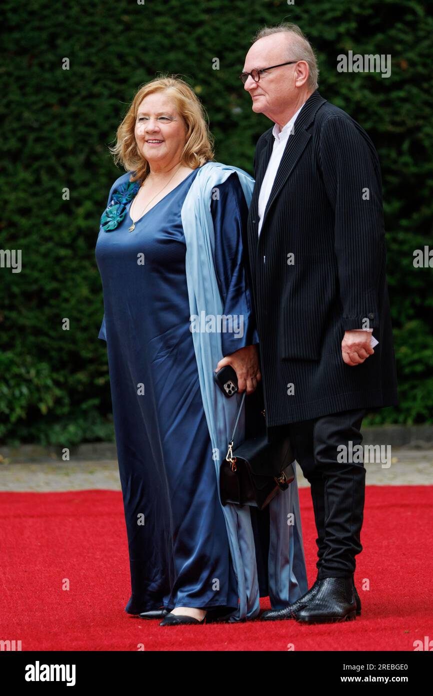 Bayreuth, Germany. 25th July, 2023. Singer Kathy Kelly comes to the opening of the Richard Wagner Festival with a new 'Parsifal' in the Festspielhaus on the Grüner Hügel. Credit: Daniel Karmann/dpa/Alamy Live News Stock Photo