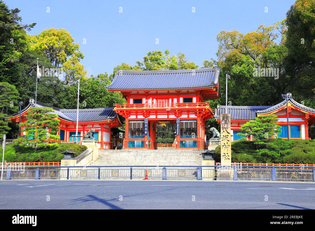 Gion shrine gate hi-res stock photography and images - Alamy