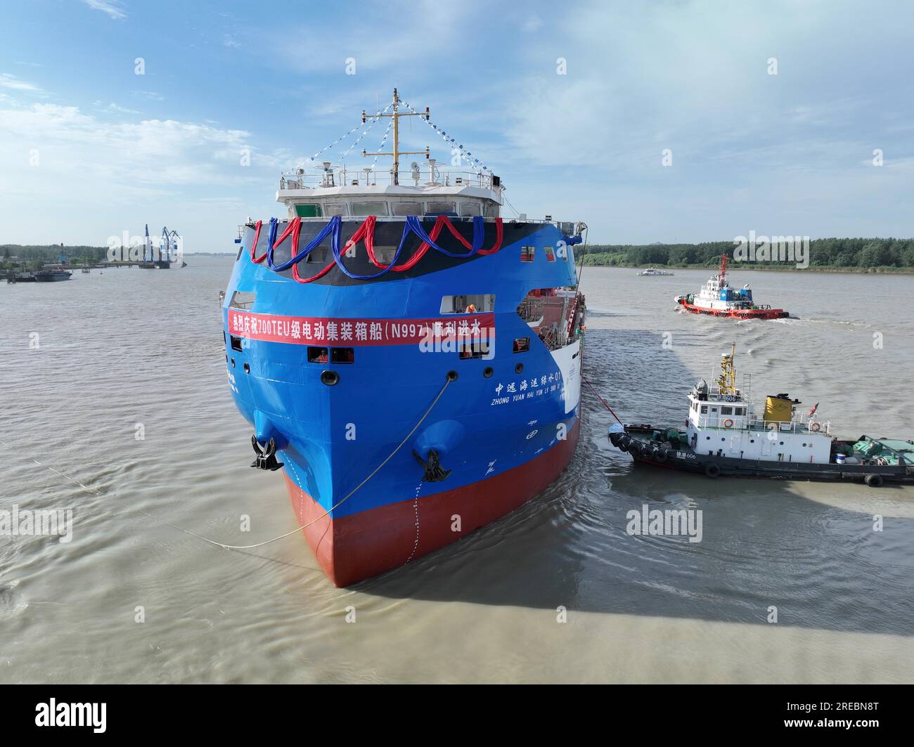 An electric container vessel with a capacity of 700 TEUs launches in ...