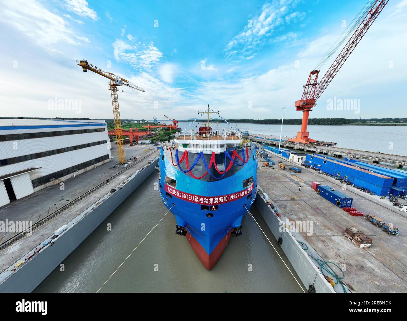 An electric container vessel with a capacity of 700 TEUs launches in ...