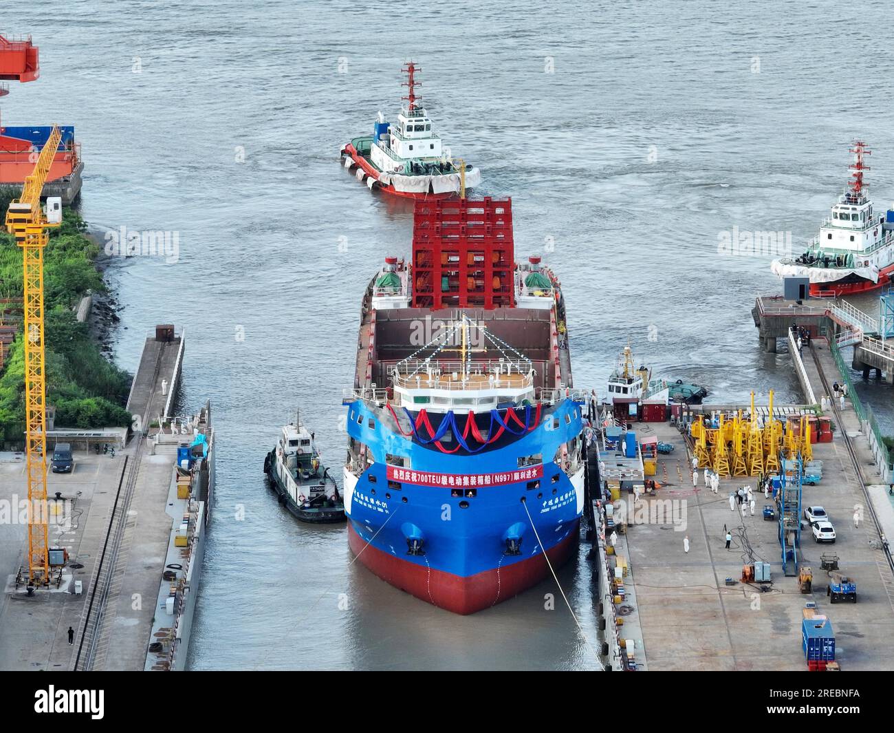 An electric container vessel with a capacity of 700 TEUs launches in ...