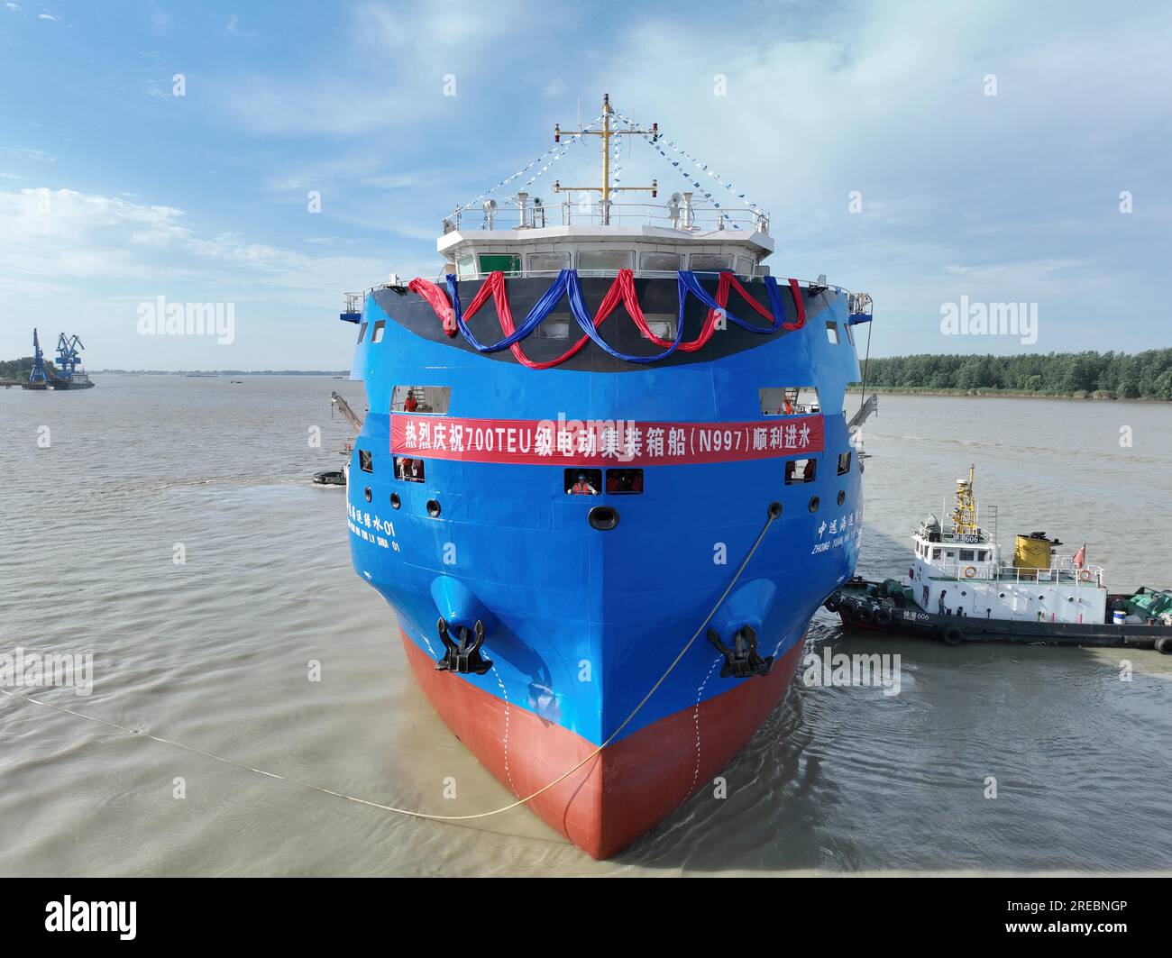 An electric container vessel with a capacity of 700 TEUs launches in ...