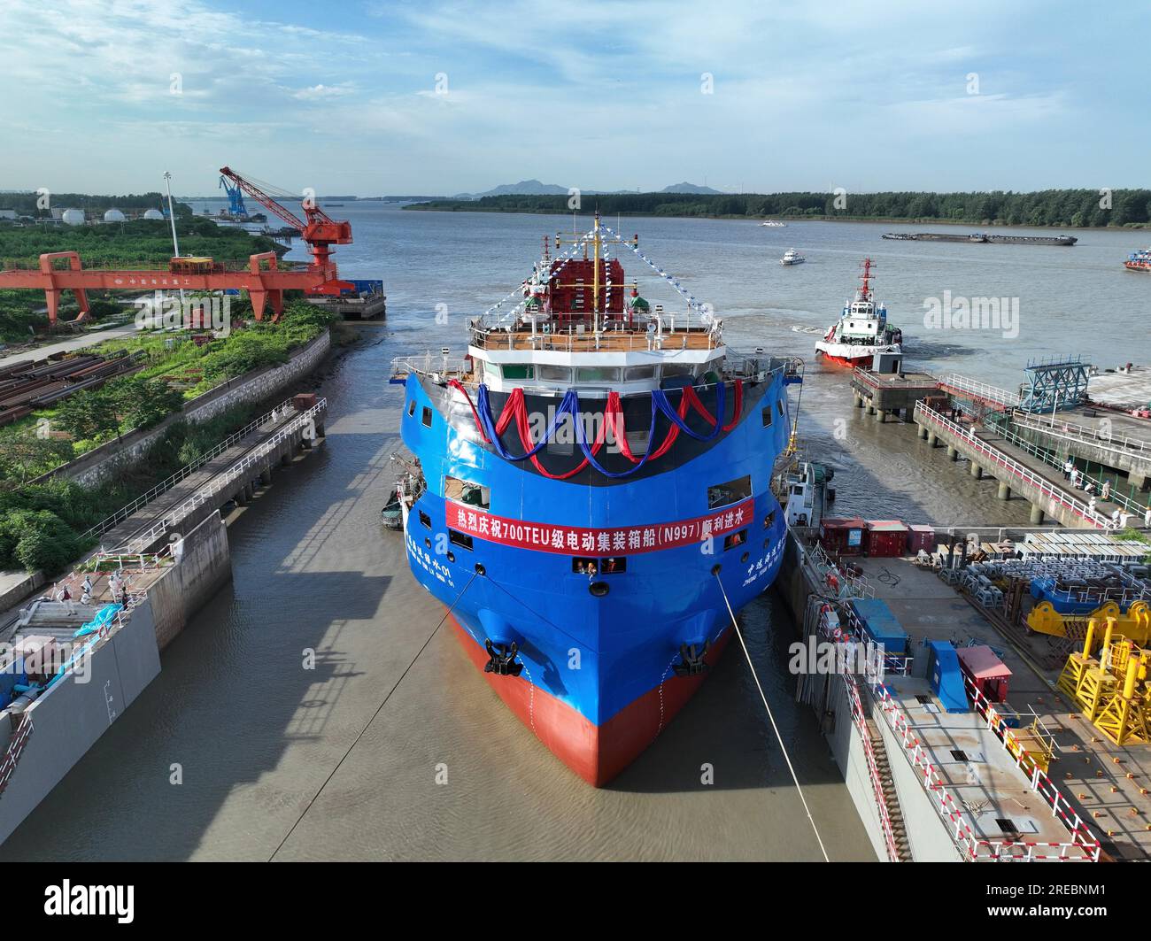 An electric container vessel with a capacity of 700 TEUs launches in ...