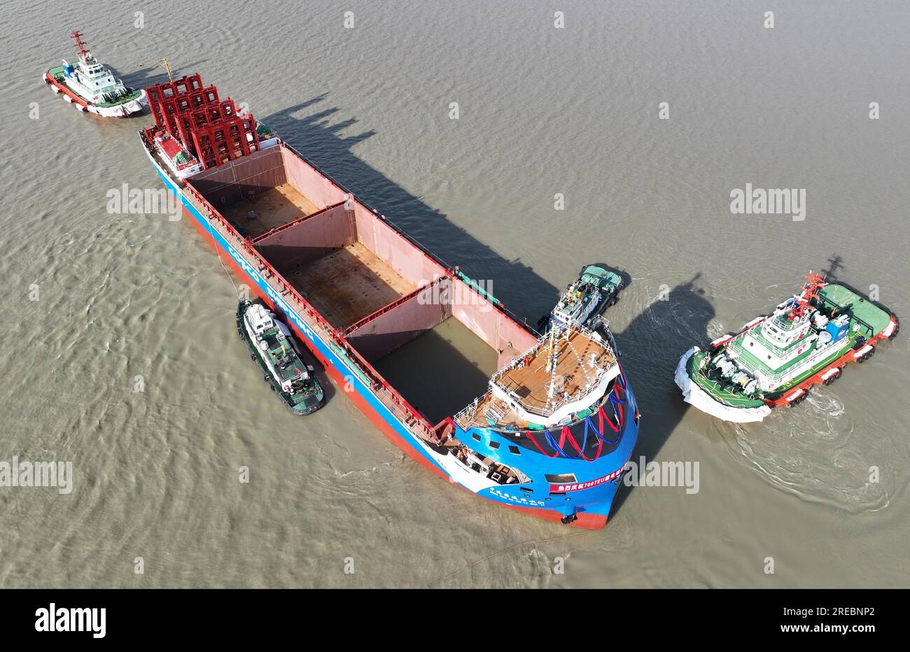An electric container vessel with a capacity of 700 TEUs launches in ...