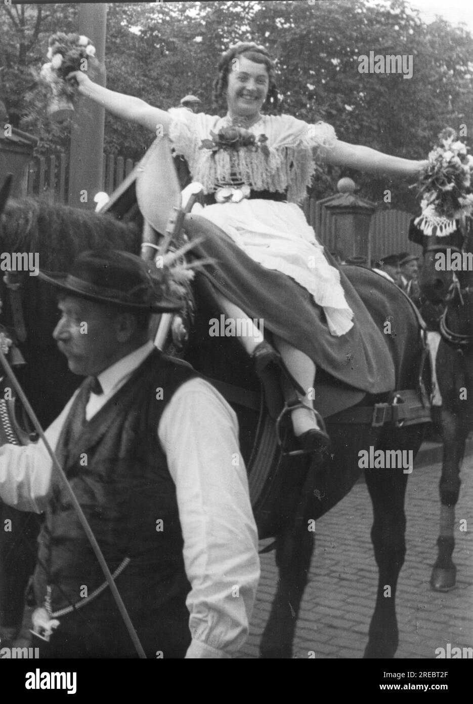 Tellheim, Kate, 1900 - 1984, German folk singer and yodeller, as Braeu-Rosl, Oktoberfest, Munich, ADDITIONAL-RIGHTS-CLEARANCE-INFO-NOT-AVAILABLE Stock Photo