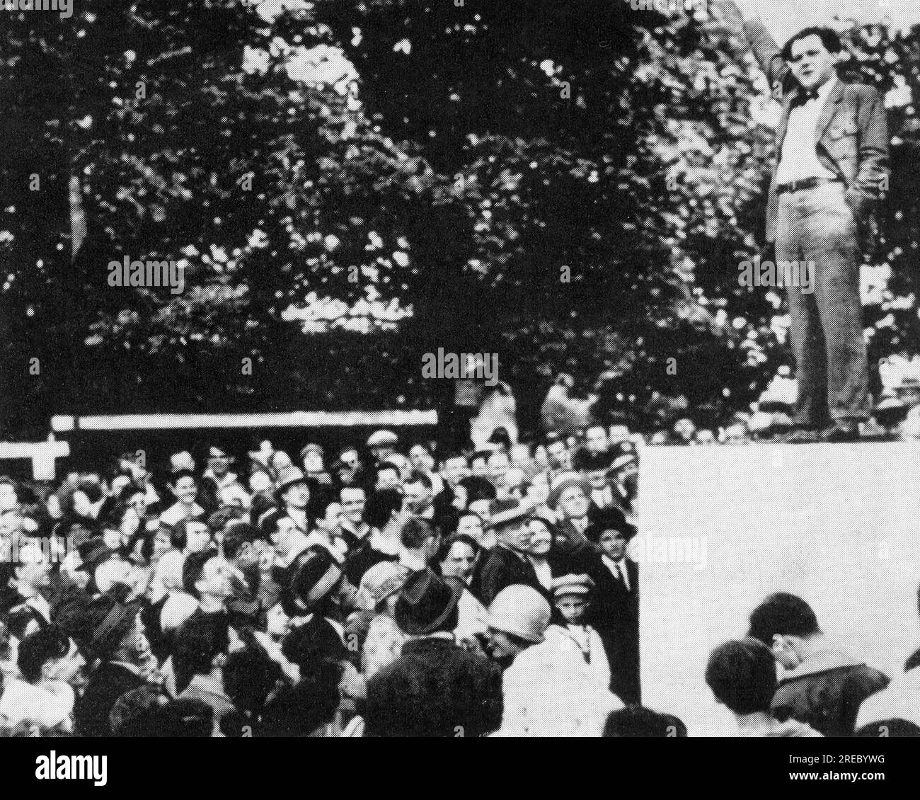 Weinert, Erich, 4.8.1890 - 20.4.1953, German author / writer, delivering speech, 1931, ADDITIONAL-RIGHTS-CLEARANCE-INFO-NOT-AVAILABLE Stock Photo