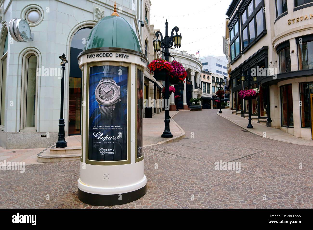 Posh people fountain hi-res stock photography and images - Alamy