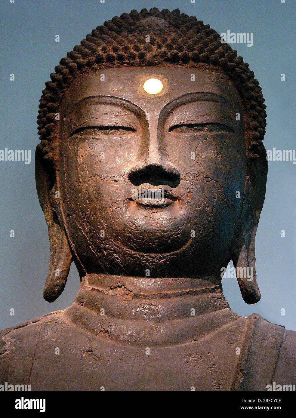 Tete de Bouddha en fer, de la periode Goryeo du Xe siecle, provenant du monastere de Hasachang-dong, Hanam, Gyeonggi-do, Coree. Photographie, Musee National de Seoul, Republique de Coree, 2006. Stock Photo