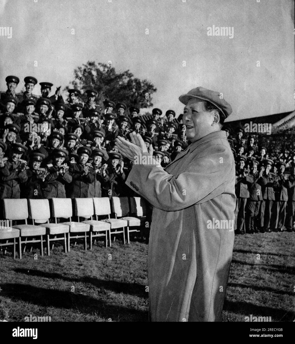 Visite du President Mao aux troupes Nord Coreennes, en 1950, in 'La Guerre de Coree', Chine, 1959 (The Chinese president Mao visiting the troops in North Korea, from 'Korean War', China, 1959) Stock Photo