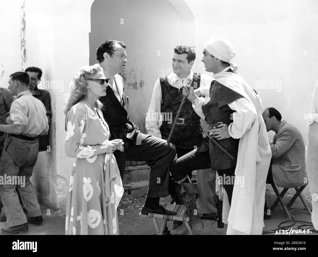 ORSON WELLES with SUZANNE CLOUTIER (his new Desdemona for his film of OTHELLO) JACK HAWKINS TYRONE POWER and behind Cinematographer JACK CARDIFF on set location candid in Morocco during filming of THE BLACK ROSE 1950 director HENRY HATHAWAY novel Thomas B. Costain screenplay Talbot Jennings music Richard Addinsell cinematography Jack Cardiff costumes Michael Whittaker Twentieth Century Fox Stock Photo