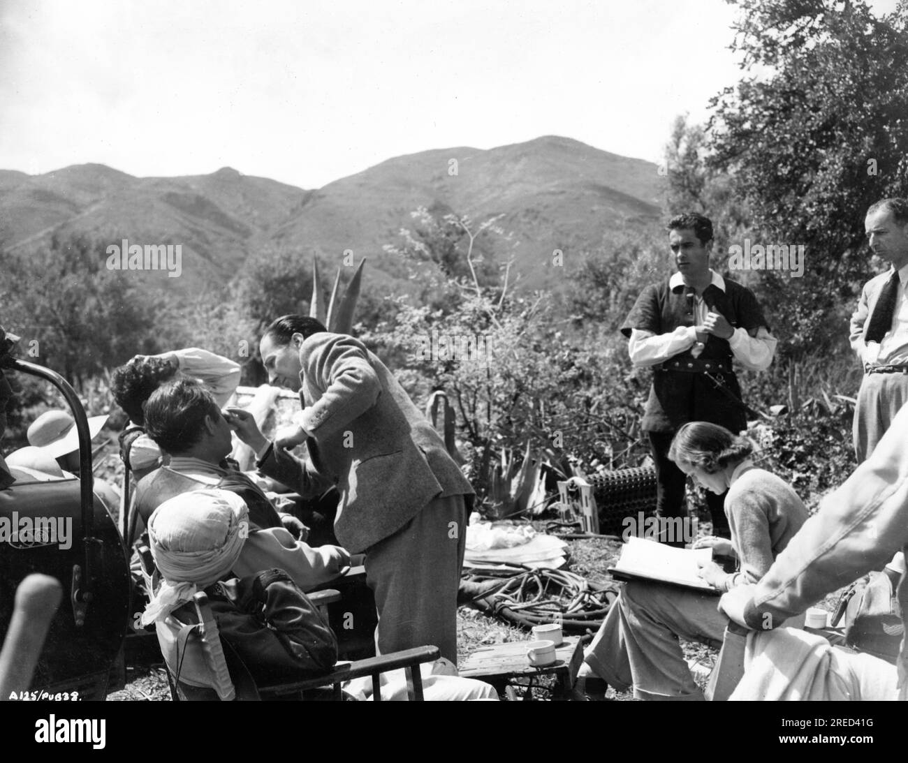 JACK HAWKINS ORSON WELLES (having his makeup touched up) CECILE AUBRY and TYRONE POWER on set location candid in Morocco during filming of THE BLACK ROSE 1950 director HENRY HATHAWAY novel Thomas B. Costain screenplay Talbot Jennings music Richard Addinsell cinematography Jack Cardiff costumes Michael Whittaker Twentieth Century Fox Stock Photo