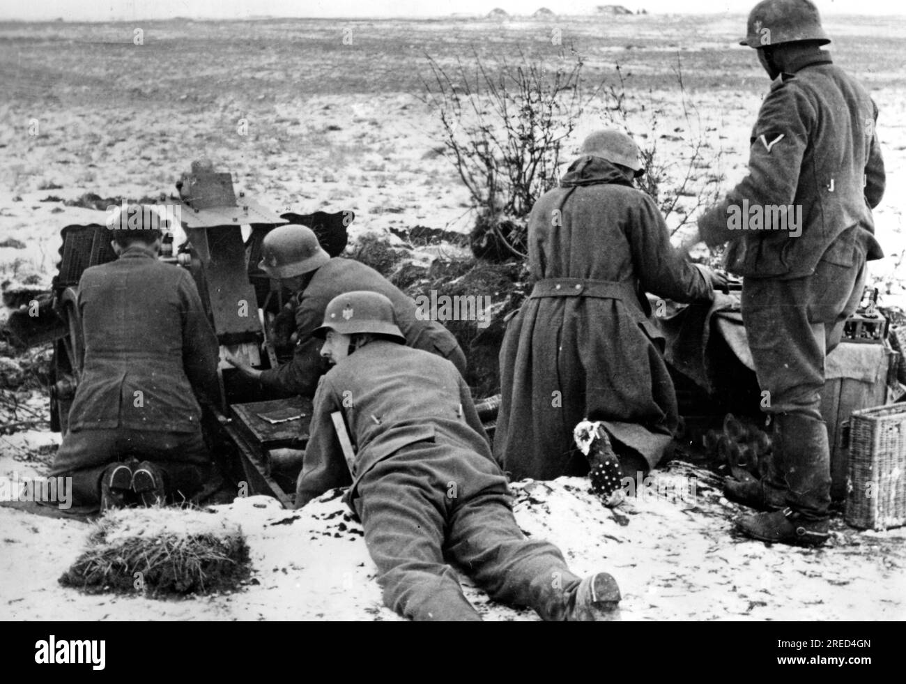 German soldiers set up an infantry gun. Photo: Schröter. [automated ...