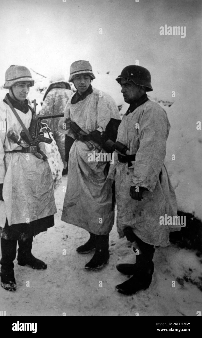 Three Stoßtruppführer 6th / Infantry Regiment 43 (1st Infantry Division): from left. Leutnant Kopp, Felfdwebel Dilewski and Unteroffizier Thiel near Dubrowka in the northern section of the Eastern Front. Photo: Rynas. [automated translation] Stock Photo