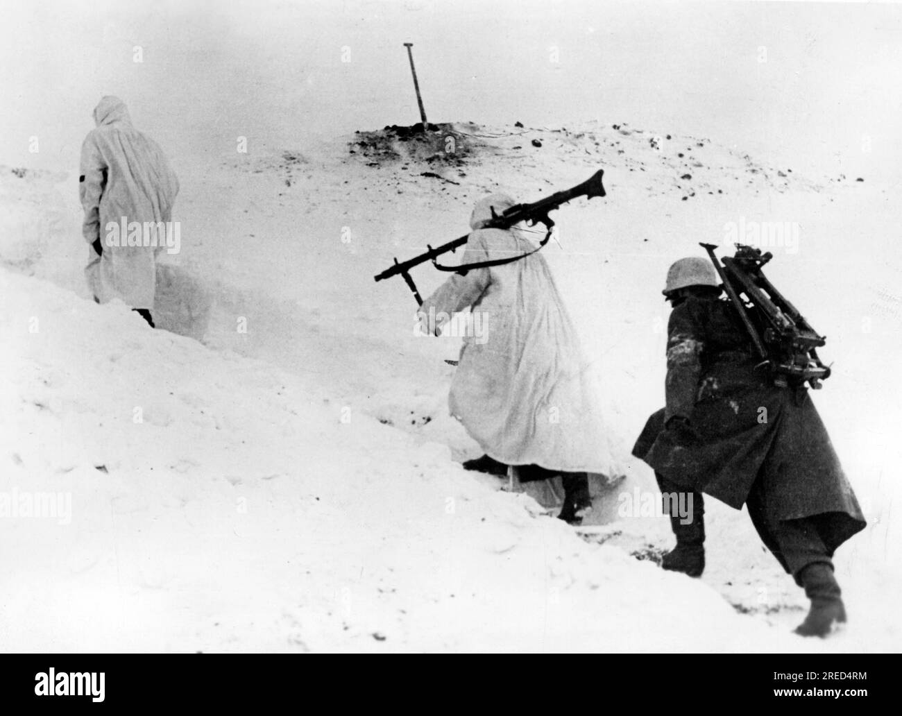German soldiers occupy a position as a relief and carry here a machine gun and the mount to the front. Photo: Langl. [automated translation] Stock Photo