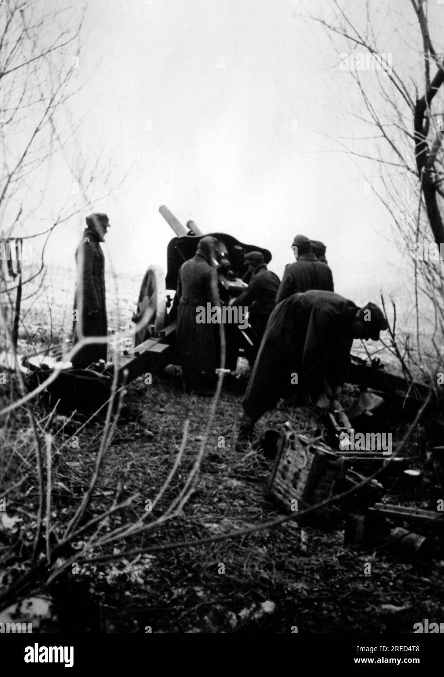 During the German attack on Moscow in the central section of the Eastern Front, 10.5cm Field Howitzer 18 fires on Russian troops at Kaganovicha near Tula. Photo: Knödler [automated translation] Stock Photo