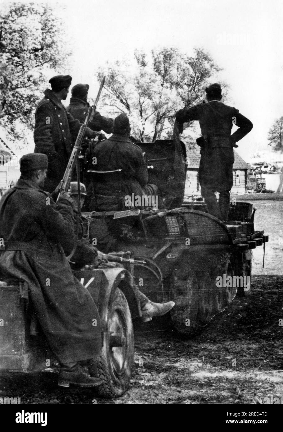 German anti-aircraft gun 2cm Flak 38 on a 1to tractor during fighting in the middle section of the Eastern Front. the soldier on the left is armed with a Tokarev SWT 40. Photo: Freytag [automated translation] Stock Photo