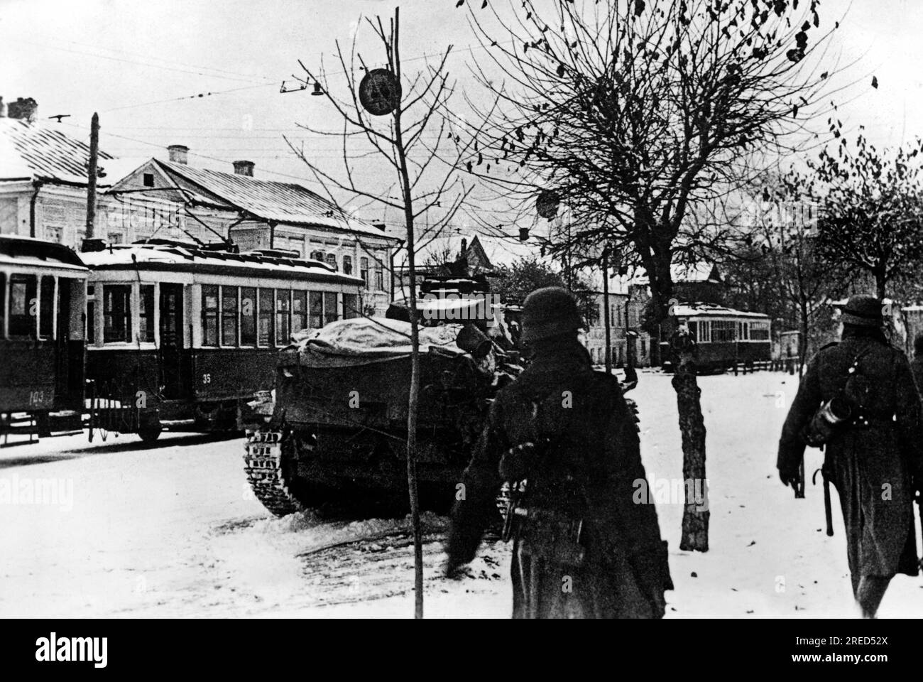 German soldiers and a tank III on a road in Kalinin nw. Moscow on October 14, 1941 during the offensive towards Moscow. Photo: Böhmer [automated translation] Stock Photo