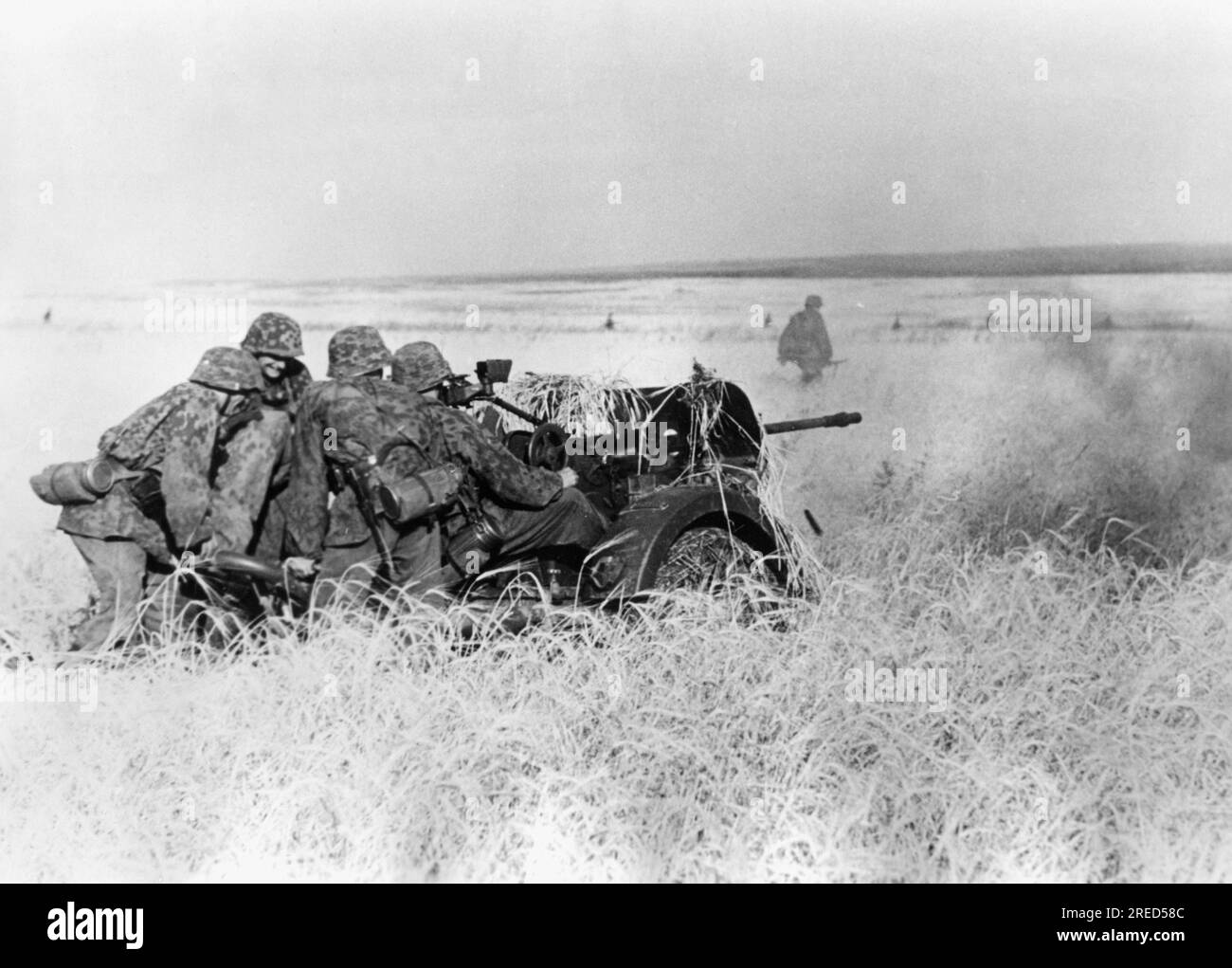 German Waffen SS soldiers with a light anti-aircraft gun during fighting of the Battle of Uman in Ukraine. Photo: Roth [automated translation] Stock Photo