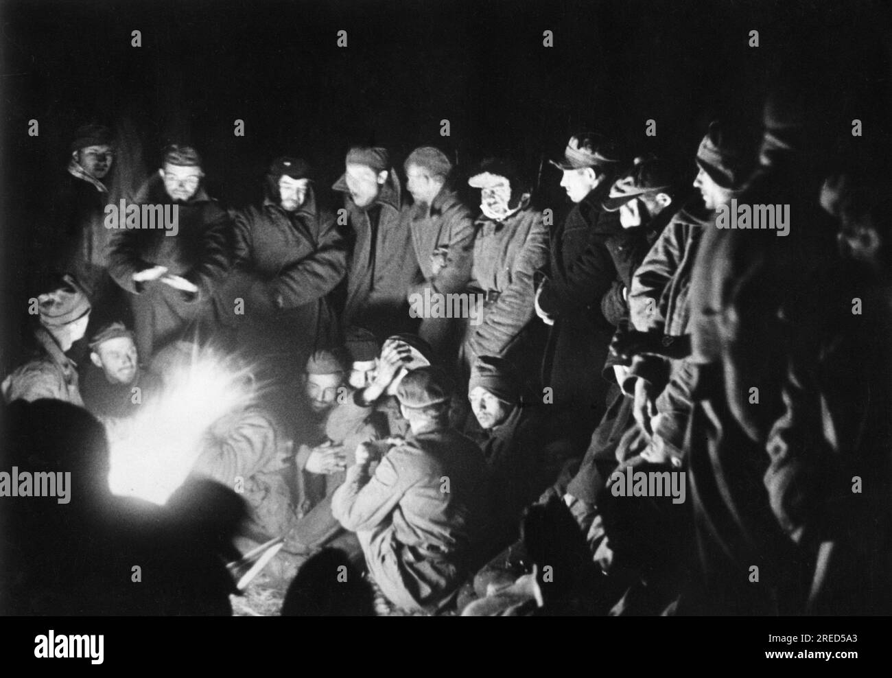 Russian prisoners of war at a campfire in a prison camp during the fighting around Kiev, Ukraine, in the southern section of the Eastern Front. Photo: Hähle [automated translation] Stock Photo