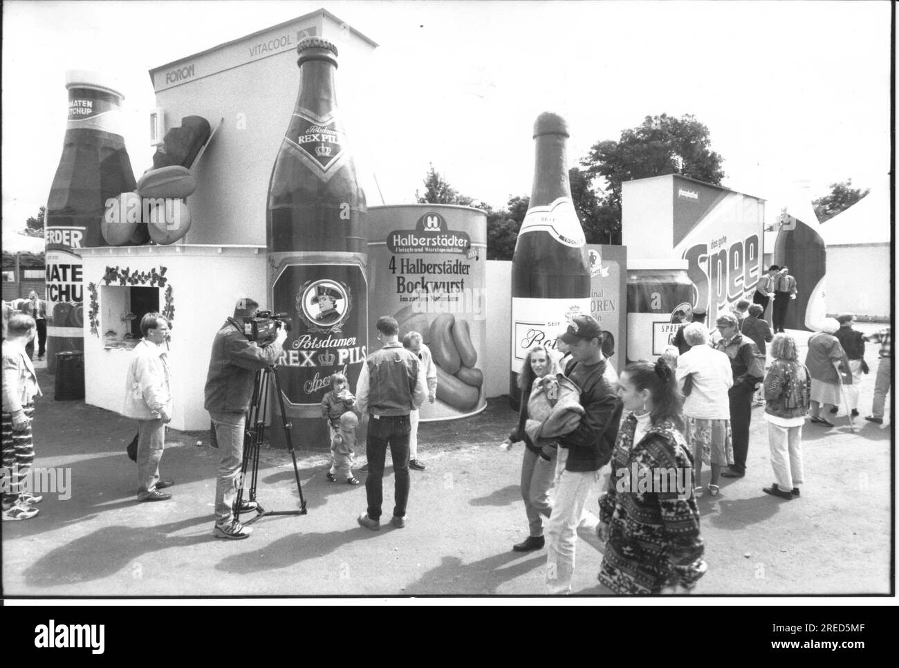 Studiotour Babelsberg and Treuhand jointly present nearly 100 primarily East German companies on the Filmpark grounds. Exhibition. Photo:MAZ/ Bernd Gartenschläger, 15.08.1994 [automated translation] Stock Photo