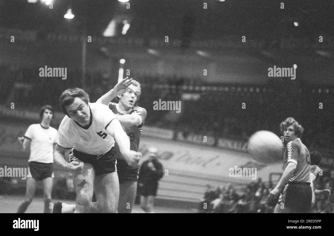 Indoor handball - DM final, final, VFL Gummersbach - Grün - Weiss Dankersen 04.05.1975 / Jochen Feldhoff (Gummersbach) throws. in Dortmund , Westfalenhalle [automated translation] Stock Photo
