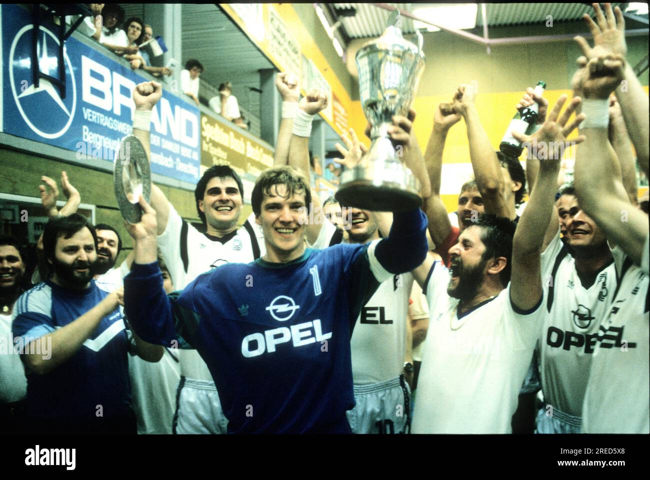 '2nd DHB final VFL Gummersbach - TV Grosswallstadt 25.05.1989 Goalkeeper Siegfried ''Sigi'' Roch with cup behind Uli Roth (Gwst.) [automated translation]' Stock Photo