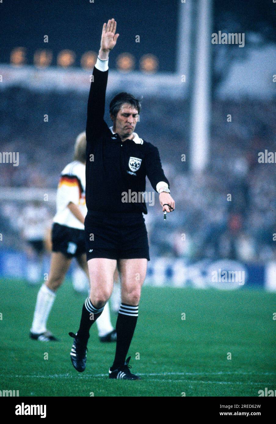 EM 88 Eroeffungsspiel Germany - Italy 1:1 / referee Keith Hackett shows [automated translation] Stock Photo