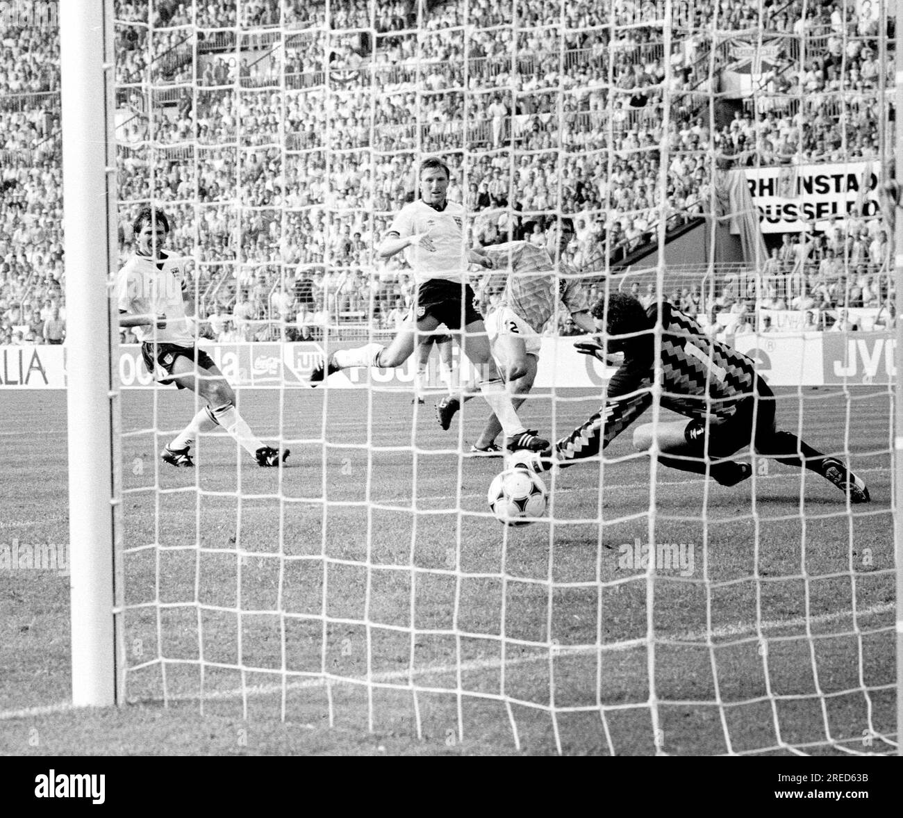Soccer EM 1988 in Germany / England - Netherlands 1:3 /15.06.1988 in Düsseldorf / Goal 1:2 by Marco van Basten against TW Peter Shilton [automated translation] Stock Photo