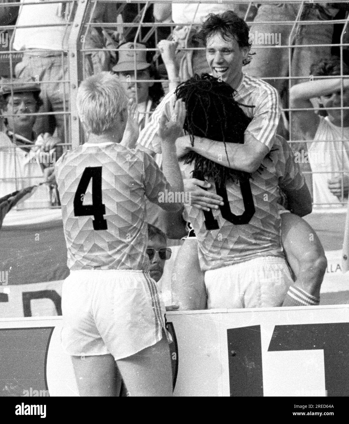 Soccer European Championship 1988 in Germany / England - Netherlands 1:3 /15.06.1988 in Düsseldorf / Cheering Holland from left: Ronald Koemann, Ruud Gullit and Marco van Basten [automated translation] Stock Photo