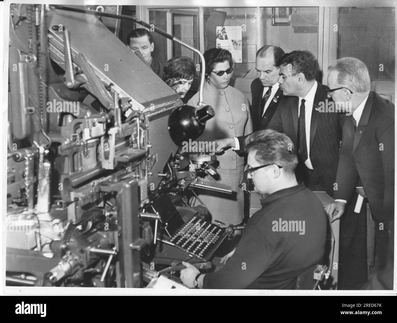 'Comrades from Ecuador, who are attending the VII Party Congress of the SED in Berlin as guests, visit the printing plant of the ''Märkische Volksstimme''.f.r. Plant Director Schröder, guest, Comrade Eidner, guest's wife. far left, Karl-Heinz Karge. At the setting machine Wolfgang Schlegel. Photo: MAZ/Manfred Haselhoff, 24.04.1967 [automated translation]' Stock Photo