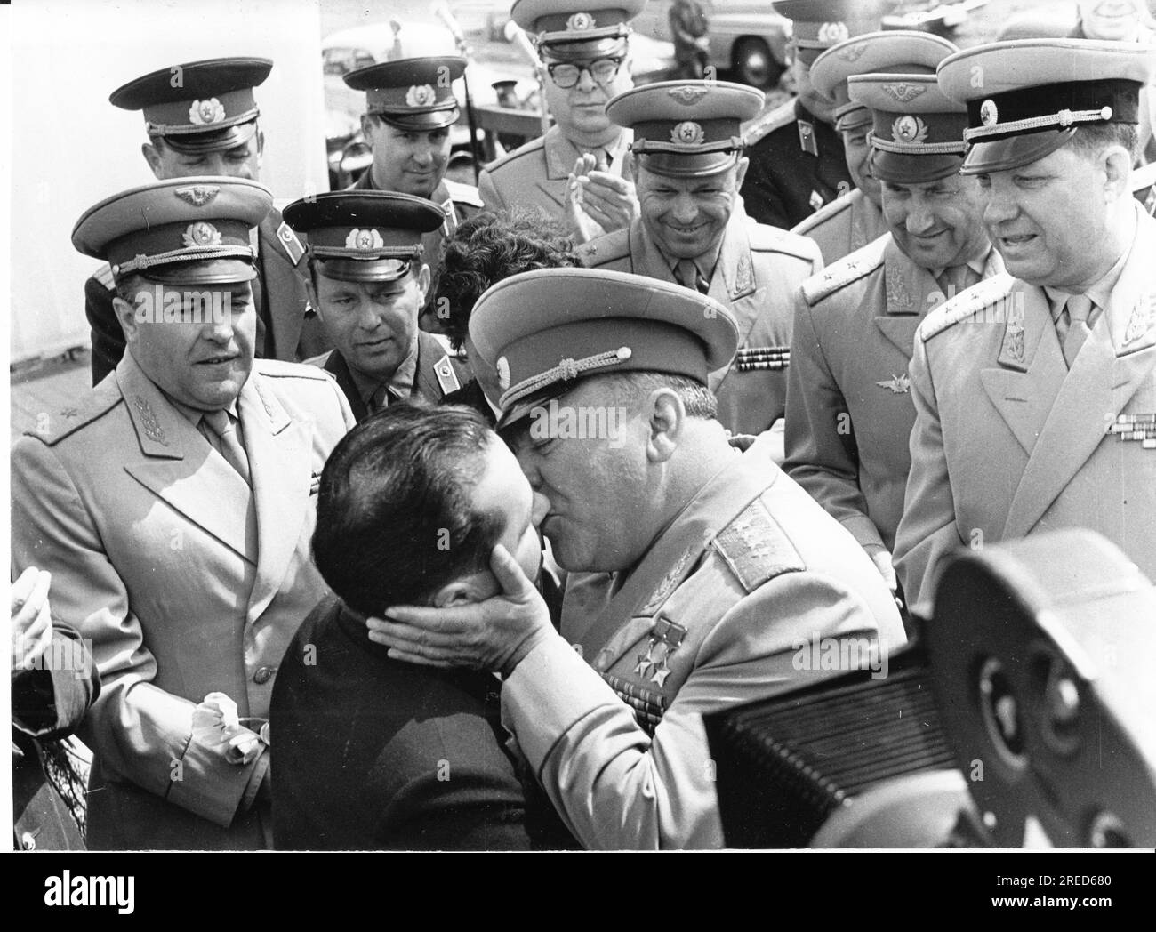 'In a large-scale friendship event in Marzahn, the Chairman of the LPG ''Lenin'', Erich Drengner (is kissed) was awarded the Order ''Red Star'' by decision of the Supreme Soviet of the USSR. He had saved a Soviet air force captain from death at the risk of his life. Foreign relations. Award. Event. Soviet military. GDR. historical. Photo: MAZ/Wolfgang Mallwitz, 07.05.1966 [automated translation]' Stock Photo