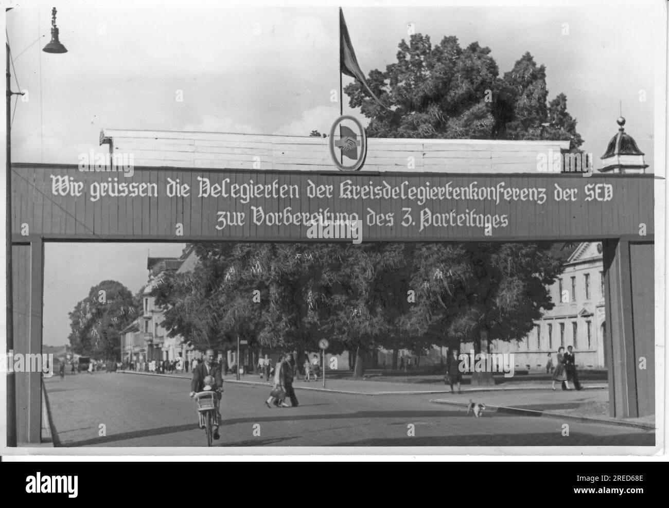 This new building across Karl-Marx-Strasse in Neuruppin, announces the district delegates' conference of the SED. Photo: MAZ/Archive, 21.06.1950 [automated translation] Stock Photo