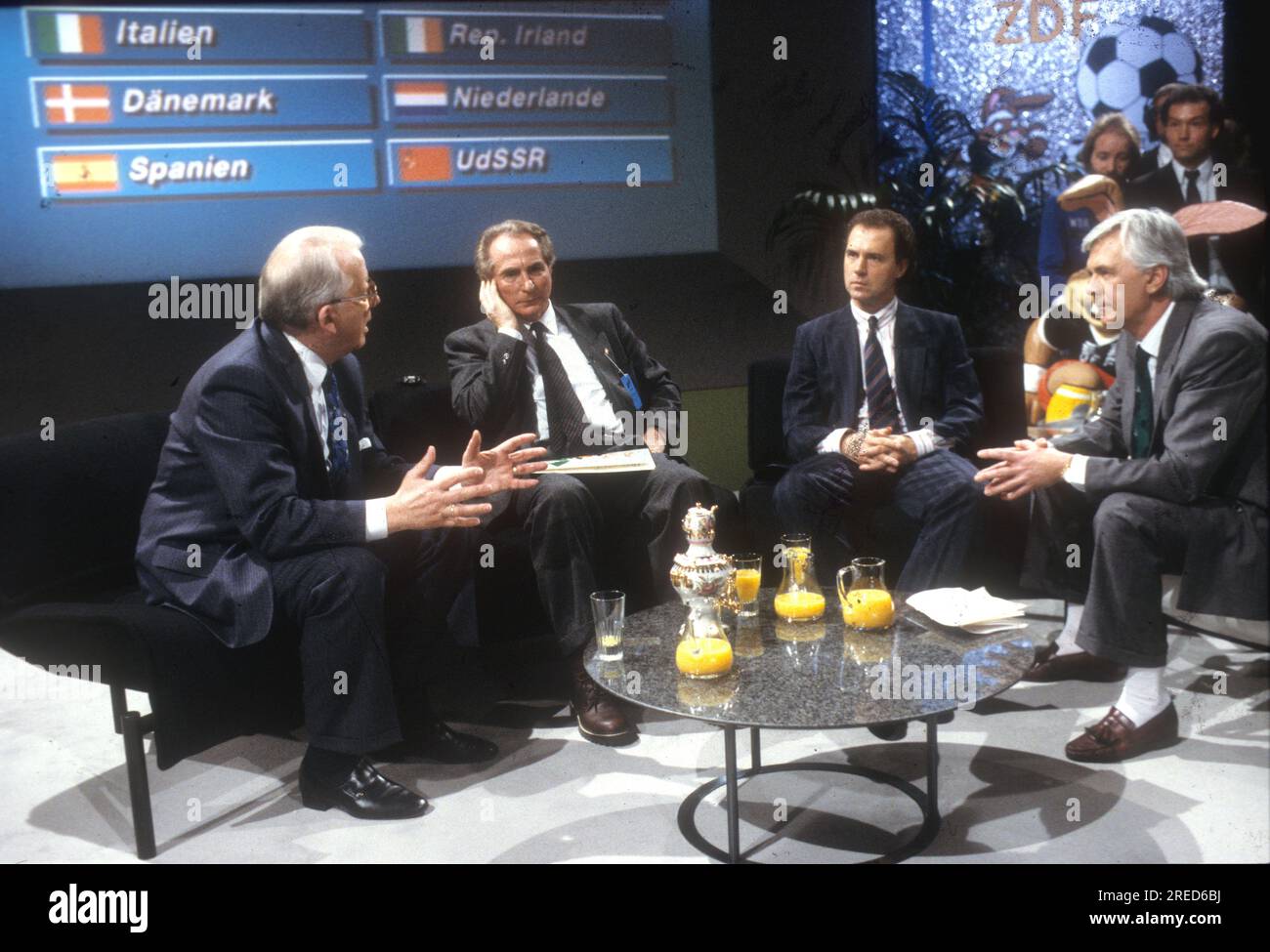 European Championship 1988 in Germany. Draw of the final round in Düsseldorf 12.02.1988. / from left : DFB President Hermann Neuberger , Coach Azeglio Vicini (Italy), Franz Beckenbauer and ZDF - Moderator Dieter Kürten. [automated translation] Stock Photo