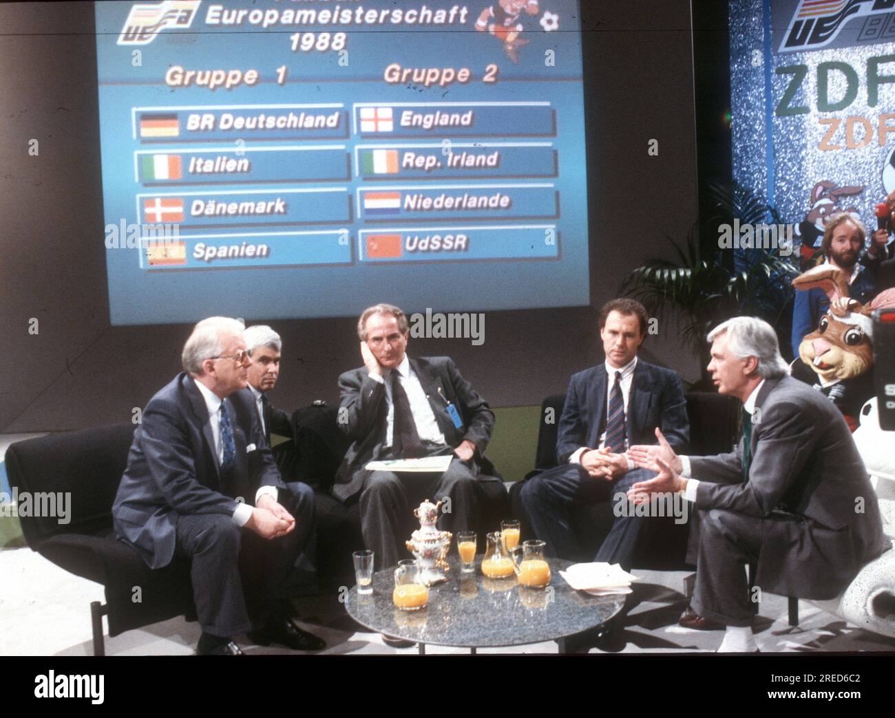 European Championship 1988 in Germany. Draw of the final round in Düsseldorf 12.02.1988. / from left : DFB President Hermann Neuberger , Coach Azeglio Vicini (Italy), Franz Beckenbauer and ZDF - Moderator Dieter Kürten in front of the board with the EM - groups. [automated translation] Stock Photo