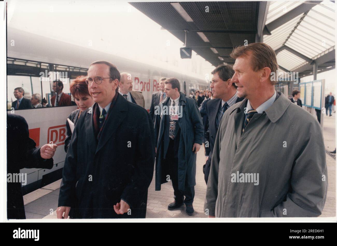 Transport ministers from 34 European countries visit Potsdam after the 81st conference in Berlin. Arrival at the city train station. Federal Minister of Transport Matthias Wissmann (l.) and Brandenburg's Minister of Transport Meyer (r.). Minister. Transport. Foreign visit. Foreign economic relations. Photo: MAZ/Archive, 1997Transport ministers from 34 European countries visit Potsdam after the 81st conference in Berlin. Arrival at the city train station. Federal Minister of Transport Matthias Wissmann (l.) and Brandenburg's Minister of Transport Meyer (r.). Photo: MAZ/Archive, 1997 [automated Stock Photo