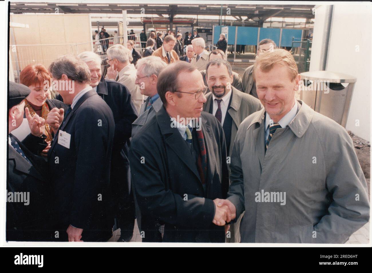 Transport ministers from 34 European countries visit Potsdam after the 81st conference in Berlin. Arrival at the city train station. Federal Minister of Transport Matthias Wissmann (l.) and Brandenburg's Minister of Transport Meyer (r.). Minister. Transport. Foreign visit. Foreign economic relations. Photo: MAZ/Archive, 1997Transport ministers from 34 European countries visit Potsdam after the 81st conference in Berlin. Arrival at the city train station. Federal Minister of Transport Matthias Wissmann (l.) and Brandenburg's Minister of Transport Meyer (r.). Photo: MAZ/Archive, 1997 [automated Stock Photo